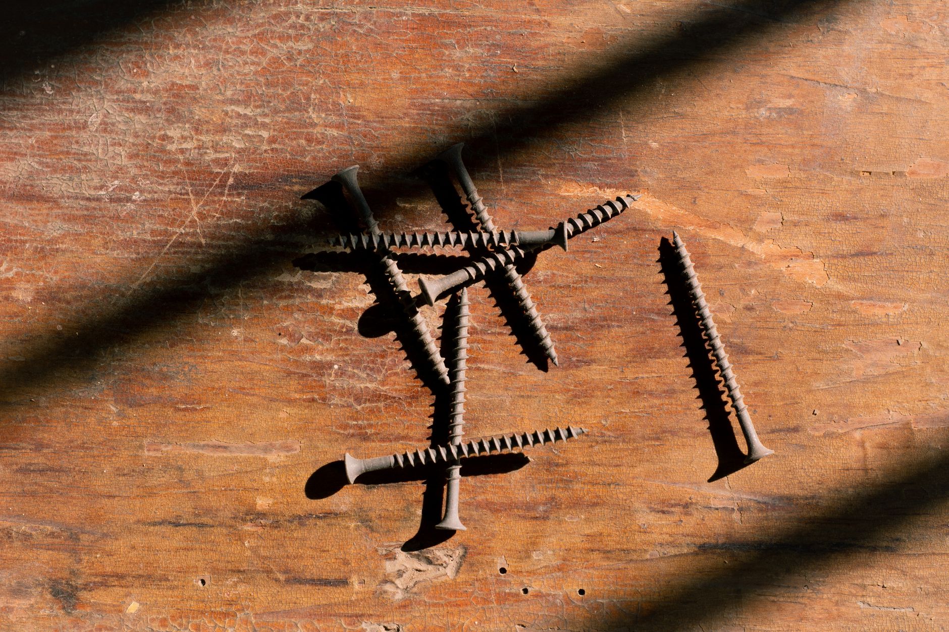 Rust-resistant wooden fence screws with sharp threads, ideal for securing fence boards securely.